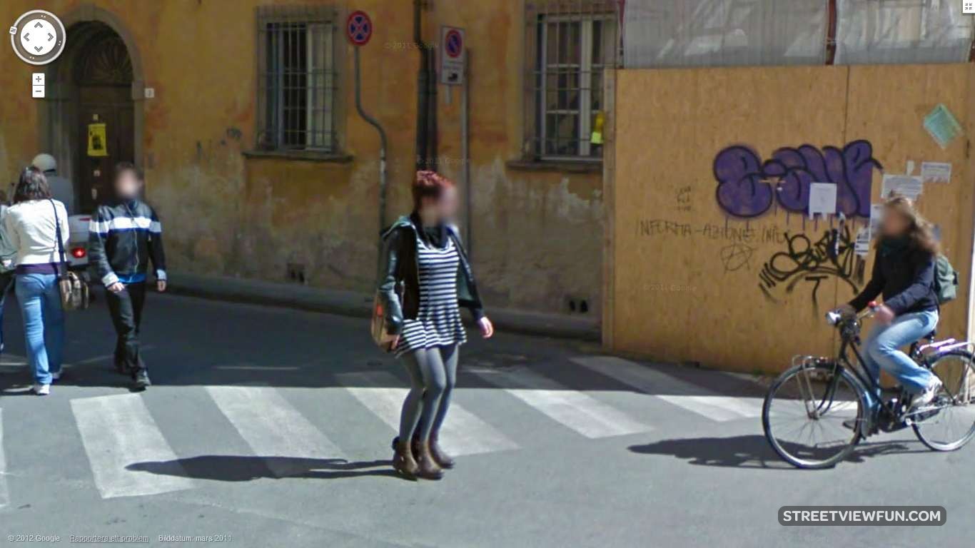 Italian woman with three legs StreetViewFun