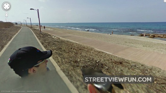 streetviewbikedriverlookingatthebeach