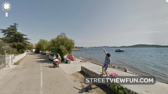 whatsthisguypointingat