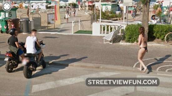 bikinigirlcrossingthestreet2