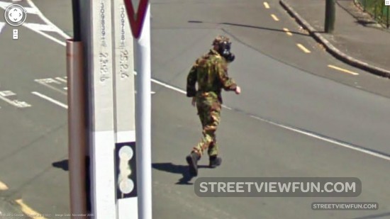 armyguyrunningaroundingasmask