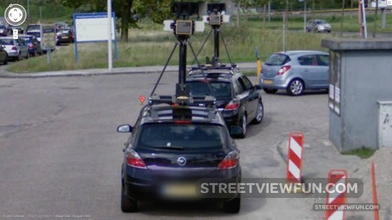 twogooglestreetviewcarsinarow