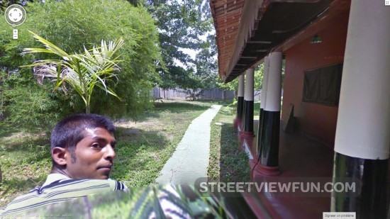 security-guards-in-india-stop-google-streetview2