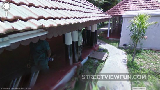 security-guards-in-india-stop-google-streetview4