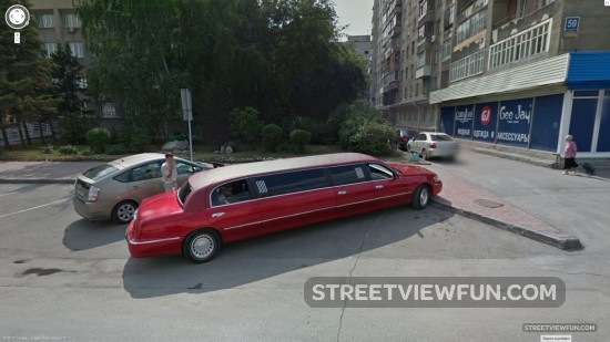 red-limo-russia-street-view