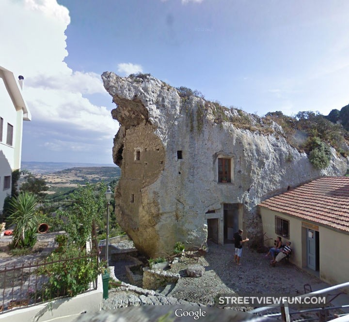 Live in the rock - STREETVIEWFUN