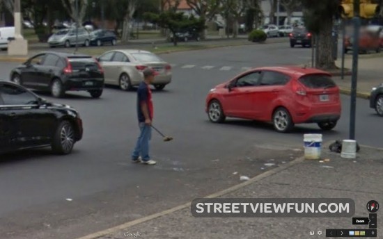 cleaning-cars-in-the-middle-of-traffic